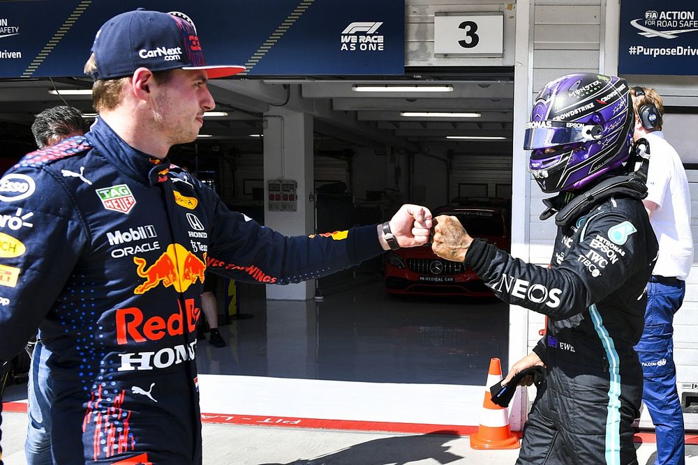 Ganador de la pole, Lewis Hamilton, Mercedes, choca el pu&ntilde;o con Max Verstappen, Red Bull Racing, tercer puesto en Parc Ferme tras la clasificaci&oacute;n