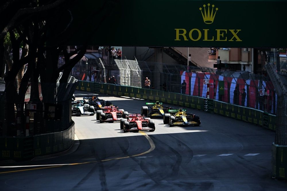 Charles Leclerc, Ferrari SF-24, Oscar Piastri, McLaren MCL38, Carlos Sainz, Ferrari SF-24, Lando Norris, McLaren MCL38, George Russell, Mercedes F1 W15, the rest of the field at the start