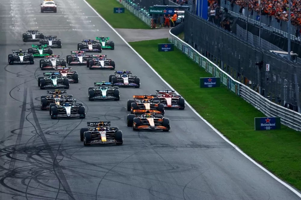Max Verstappen, Red Bull Racing RB20 Lando Norris, McLaren MCL38, George Russell, Mercedes F1 W15, the rest of the field at the race start