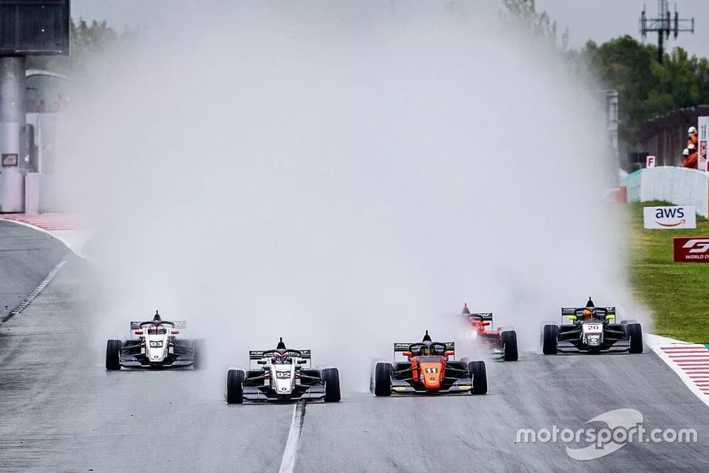 La partenza di Gara 1 della Formula Renault a Barcelona