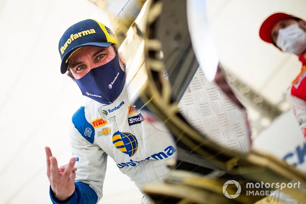 Ricardo Maur&iacute;cio comemora t&iacute;tulo da Stock Car