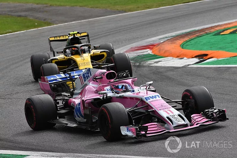 Sergio Perez, Racing Point Force India VJM11 ve Carlos Sainz Jr., Renault Sport F1 Team R.S. 18 