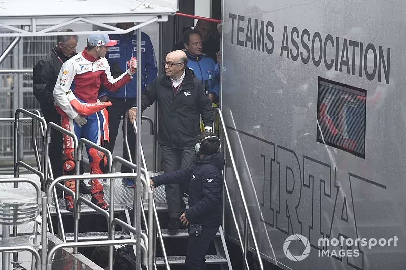 Carmelo Ezpeleta, CEO Dorna Sports, Jack Miller, Pramac Racing, saliendo de la reuni&oacute;n de seguridad
