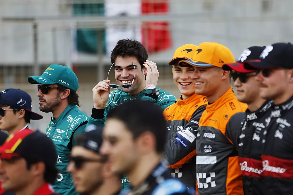 Lance Stroll, Aston Martin F1 Team, comparte unas risas con Oscar Piastri, McLaren, Lando Norris, McLaren