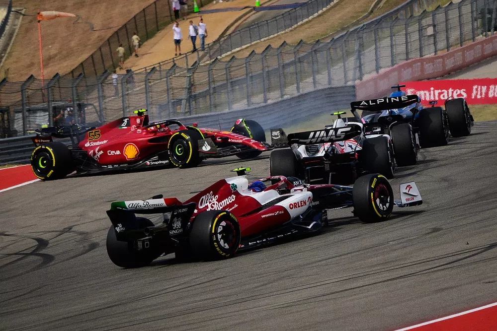 Carlos Sainz, Ferrari F1-75, Fernando Alonso, Alpine F1 A522, Mick Schumacher, Haas VF-22, Guanyu Zhou, Alfa Romeo C42