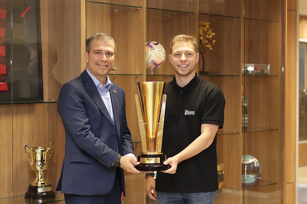 Enzo Elias e Paulo Henrique, presidente do Banco BRB
