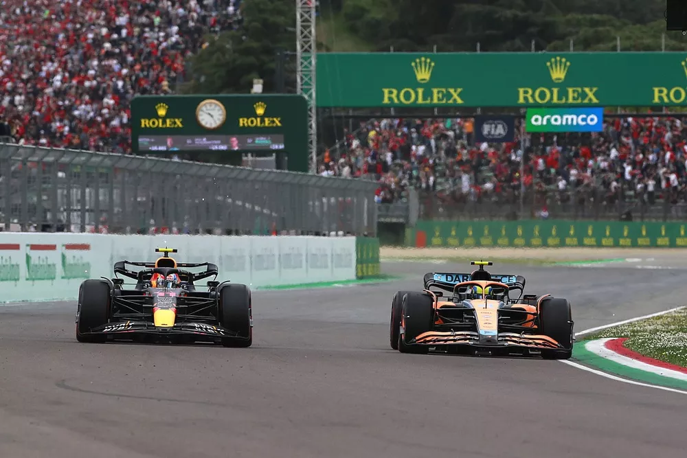 Lando Norris, McLaren MCL36, Sergio P&eacute;rez, Red Bull Racing RB18