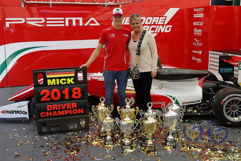 Campe&oacute;n, Mick Schumacher, PREMA Theodore Racing Dallara F317 - Mercedes-Benz con su madre, Corinna Schumacher