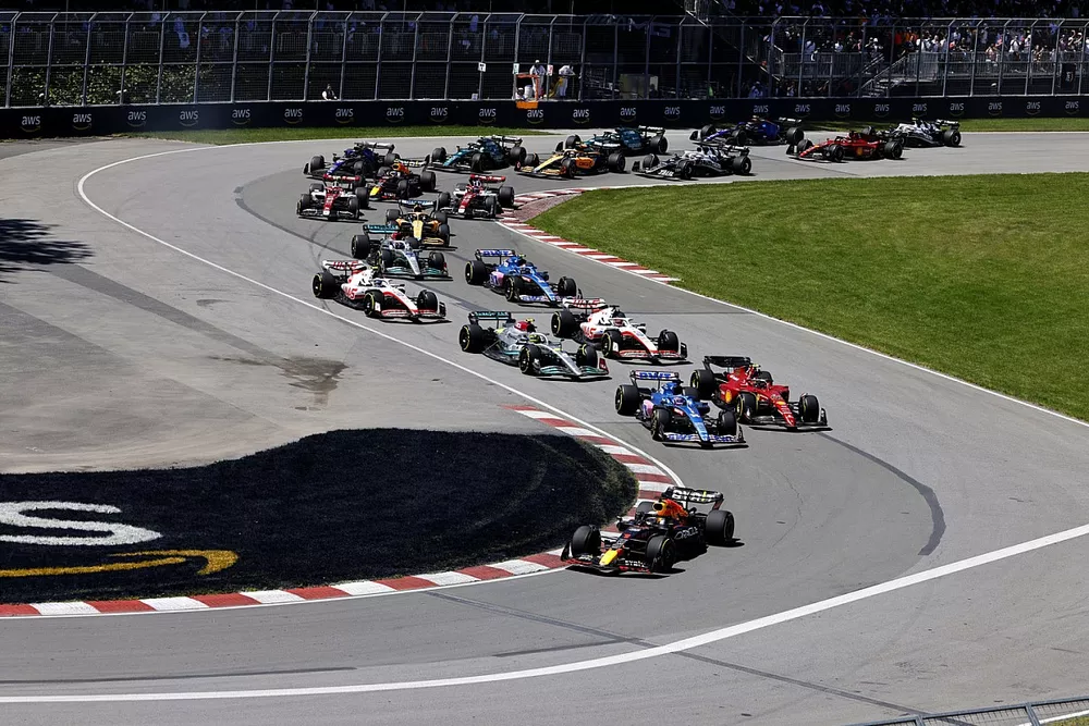 Max Verstappen, Red Bull Racing RB18, Fernando Alonso, Alpine A522, Carlos Sainz, Ferrari F1-75, Lewis Hamilton, Mercedes W13, el resto en la salida