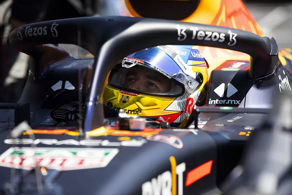Sergio P&eacute;rez, Red Bull Racing RB18, en la parrilla