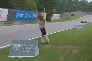 Los pilotos de la IndyCar reaccionan al "loco" momento del maniqu&iacute; en Barber