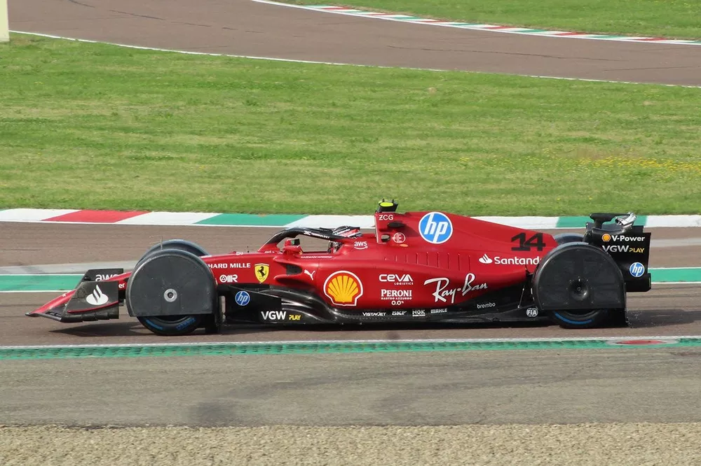 Arthur Leclerc, Ferrari F1-75, con protectores contra salpicaduras de la lluvia