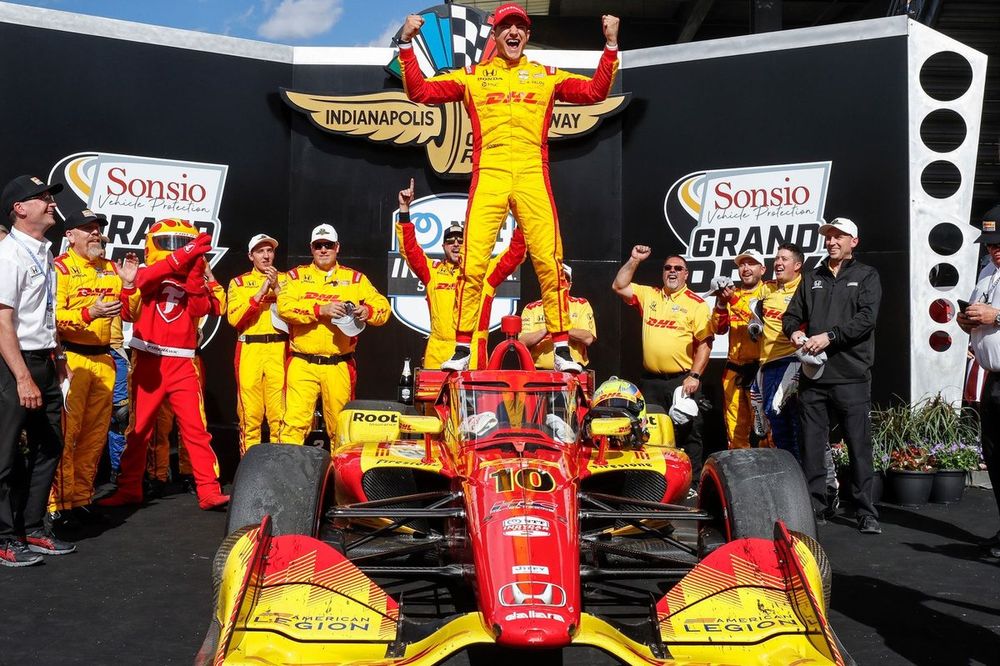 Alex Palou, Chip Ganassi Racing Honda celebrates in victory lane