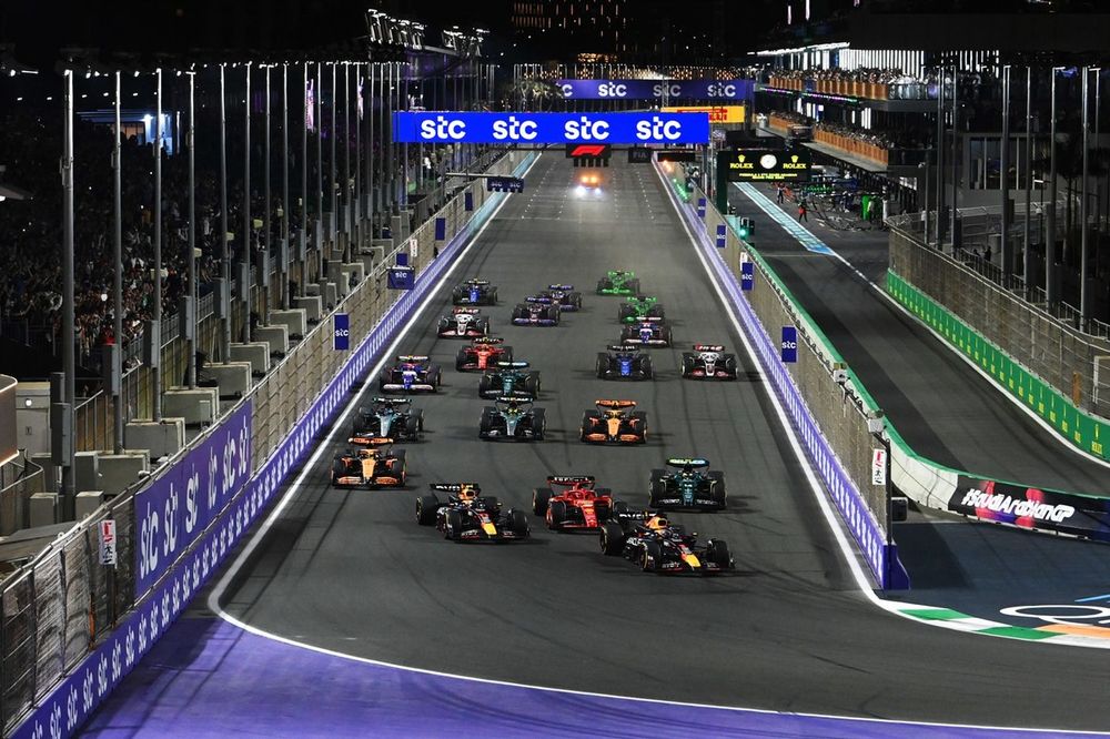 Max Verstappen, Red Bull Racing RB20, Charles Leclerc, Ferrari SF-24, Sergio P&eacute;rez, Red Bull Racing RB20, Fernando Alonso, Aston Martin AMR24, Oscar Piastri, McLaren MCL38, el resto de la parrilla en la salida.