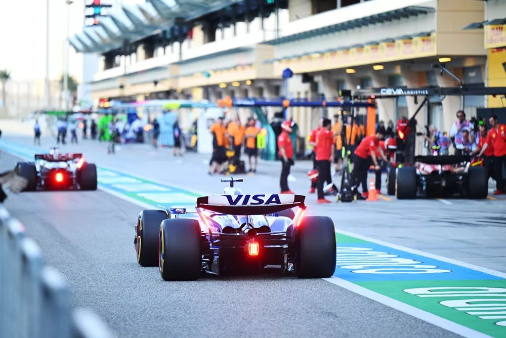 Daniel Ricciardo, VCARB 01, nos boxes