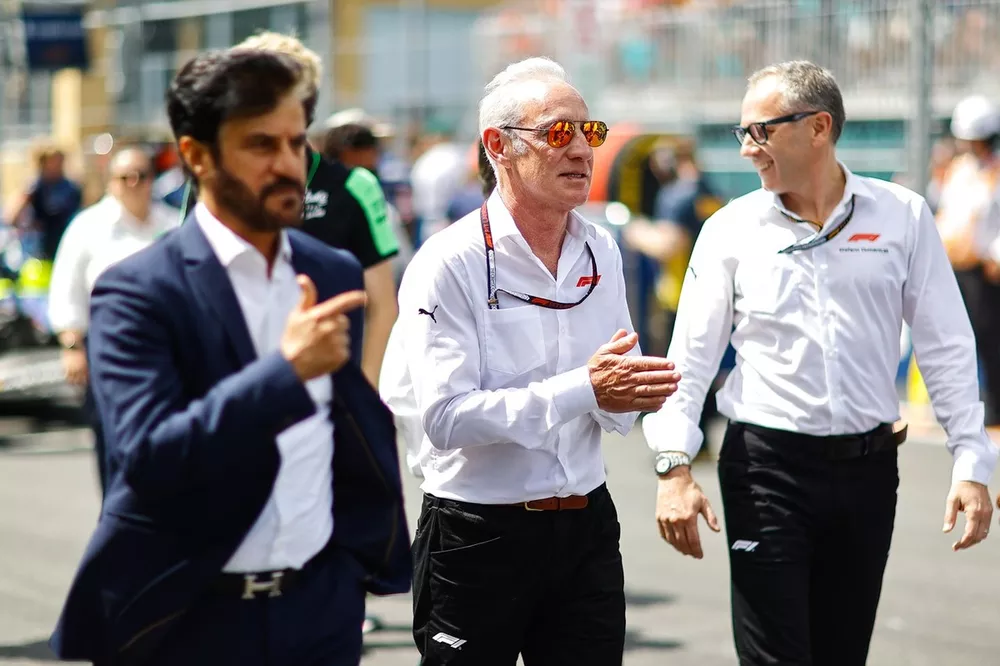 Mohammed Ben Sulayem, presidente da FIA, Stefano Domenicali, CEO do Formula One Group, no grid