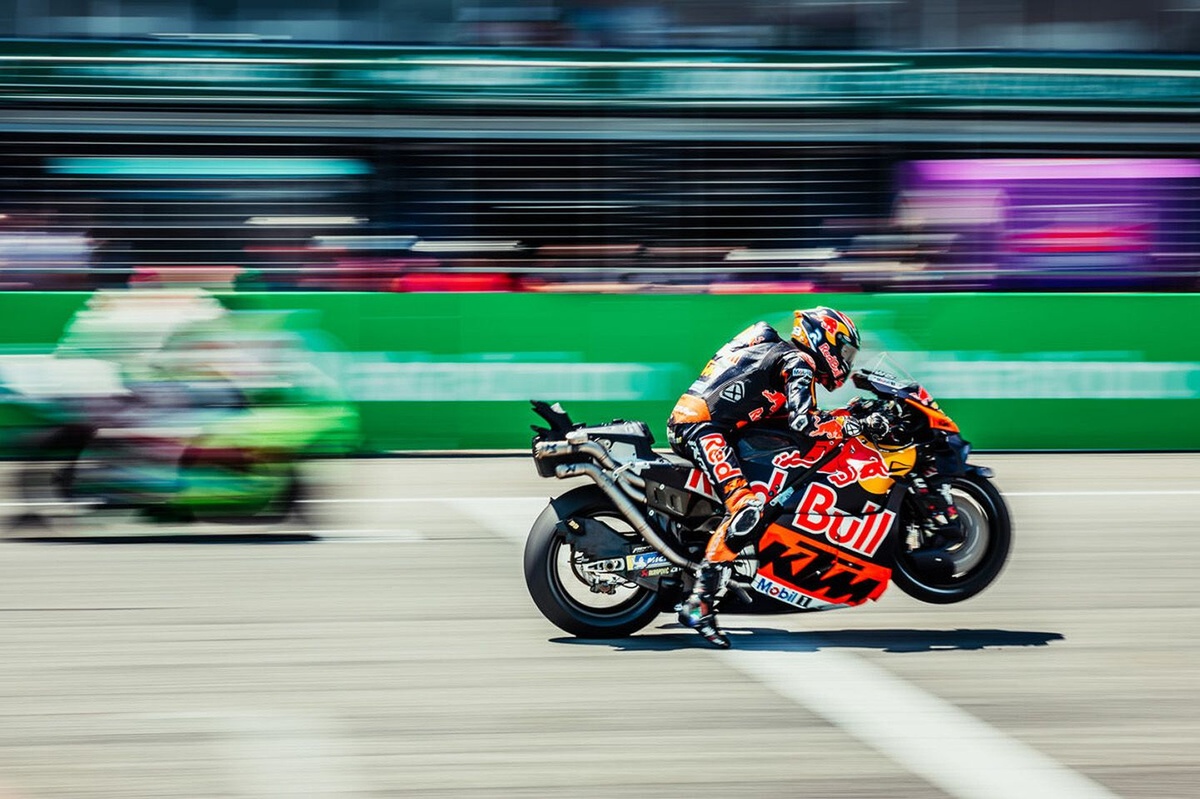 https://cdn-3.motorsport.com/images/amp/YpNryeN0/s6/brad-binder-red-bull-ktm-facto-3.jpg