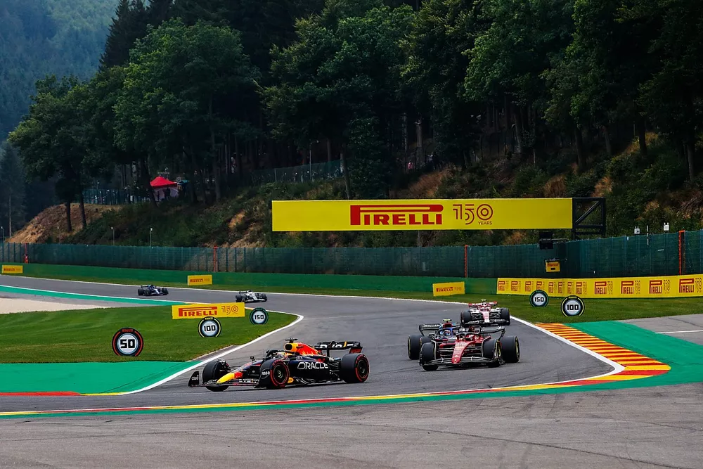 Max Verstappen, Red Bull Racing RB18, Charles Leclerc, Ferrari F1-75, Nicholas Latifi, Williams FW44