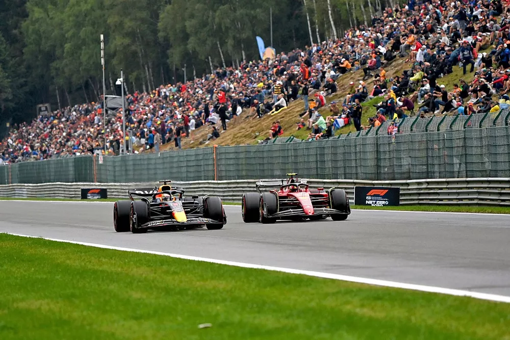 Max Verstappen, Red Bull Racing RB18, dépasse Carlos Sainz, Ferrari F1-75, devant Yuki Tsunoda, AlphaTauri AT03