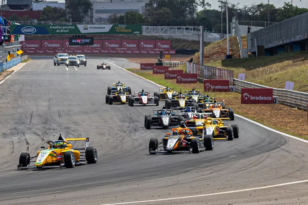 Largada da F4 em Bras&iacute;lia 