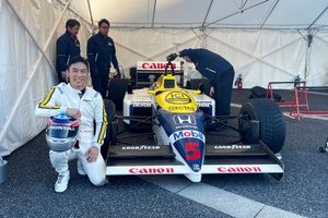 佐藤琢磨がウイリアムズFW11でデモ走行披露&hellip;&hellip;V6ターボの超絶パワーに感激。そして角田裕毅にエール「いつでも乗れるように準備しておいて欲しい」