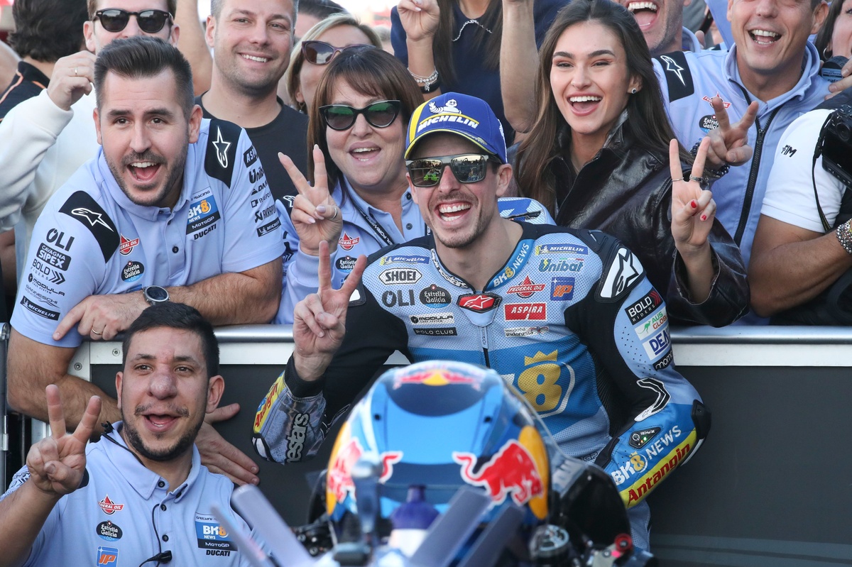 MotoGP Valencia GP: Alex Marquez dominates sprint from Pedro Acosta