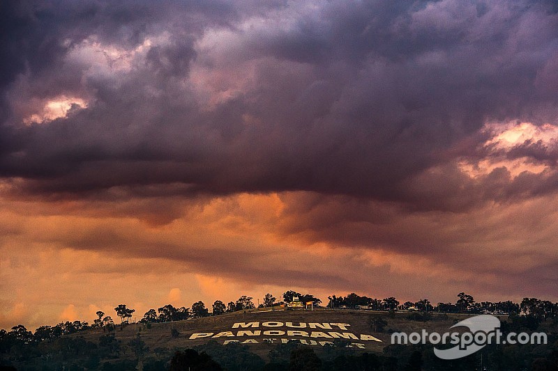VIDEO: Un rayo cae en el Mount Panorama antes de las 12h de Bathurst