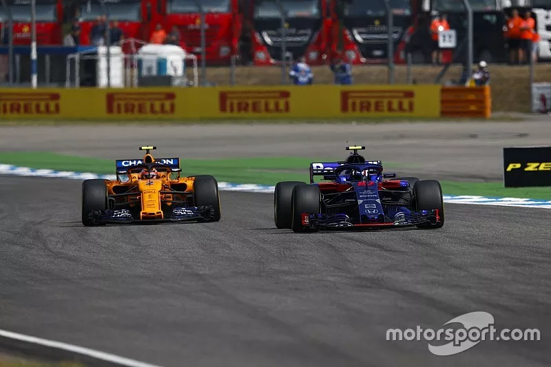Pierre Gasly, Toro Rosso STR13, leads Stoffel Vandoorne, McLaren MCL33