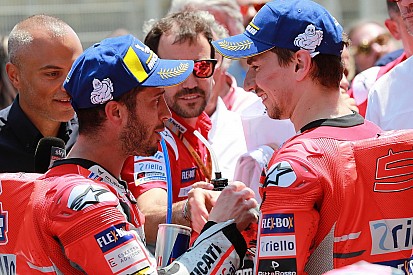 Lorenzo ironiza con Dovizioso: “compañero ejemplar”, y le tacha de “envidioso”