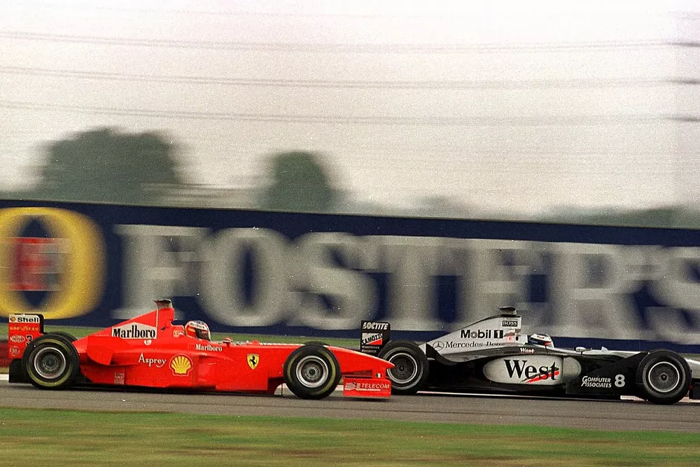 Micheal Schumacher, Ferrari, adelanta a Mika Hakkinen, McLaren Mercedes