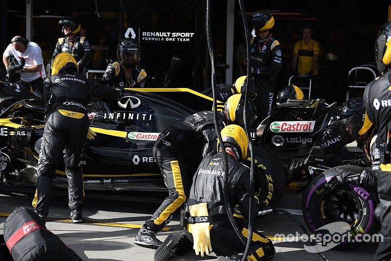 Nico Hulkenberg, Renault Sport F1 Team R.S. 18 pit stop
