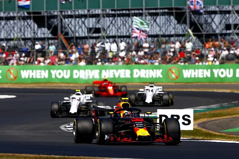 Max Verstappen, Red Bull Racing RB14, voor Sergey Sirotkin, Williams FW41
