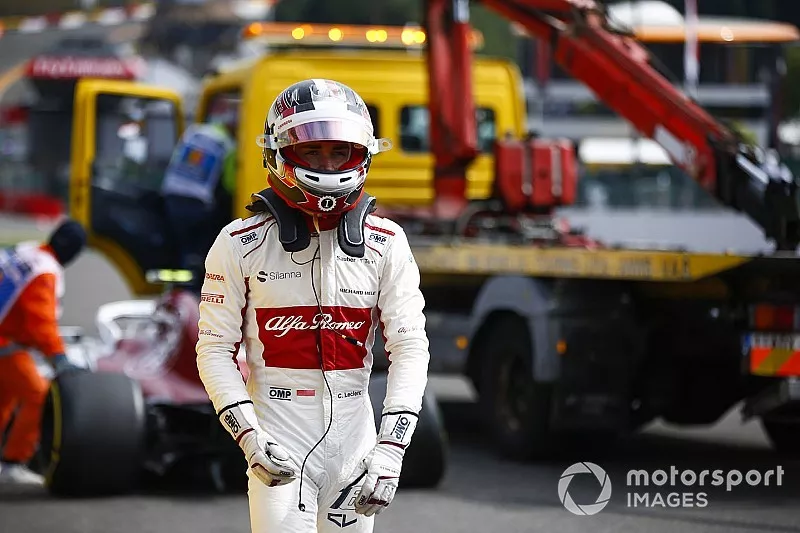Charles Leclerc, Sauber C37,  Fernando Alonso, McLaren ile olan kazası sonrası yarış dışı