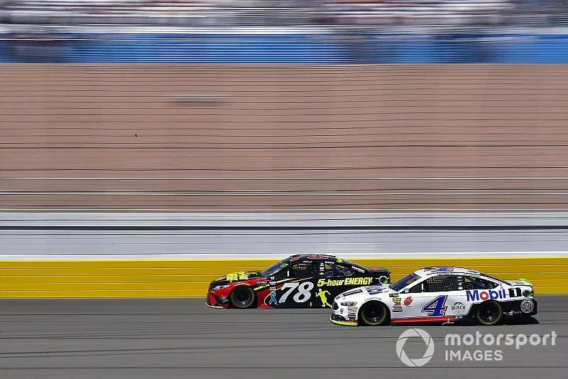 Martin Truex Jr., Furniture Row Racing, Toyota Camry 5-hour ENERGY and Kevin Harvick, Stewart-Haas Racing, Ford Fusion Mobil 1