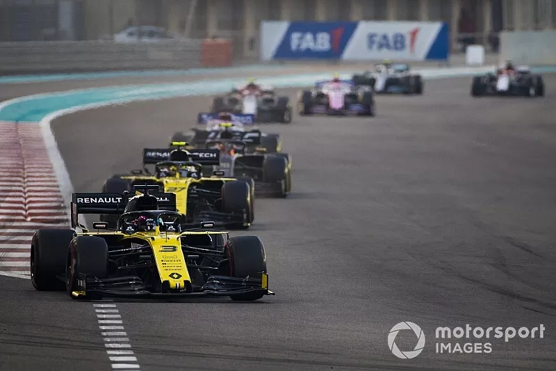 Daniel Ricciardo, Renault F1 Team R.S.19, leads Nico Hulkenberg, Renault F1 Team R.S. 19, Kevin Magnussen, Haas F1 Team VF-19, and Sergio Perez, Racing Point RP19