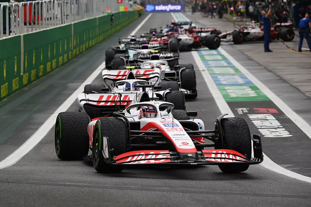 Kevin Magnussen, Haas VF-22, Mick Schumacher, Haas VF-22, fuera de boxes