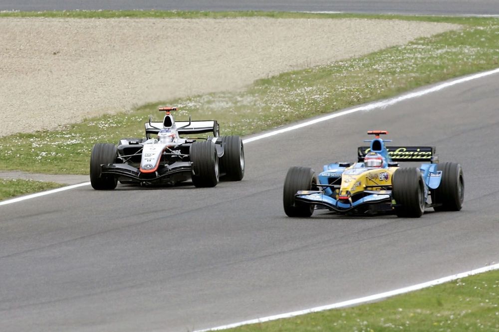Fernando Alonso, Renault R25, Kimi Raikkonen, McLaren Mercedes MP4-20 
