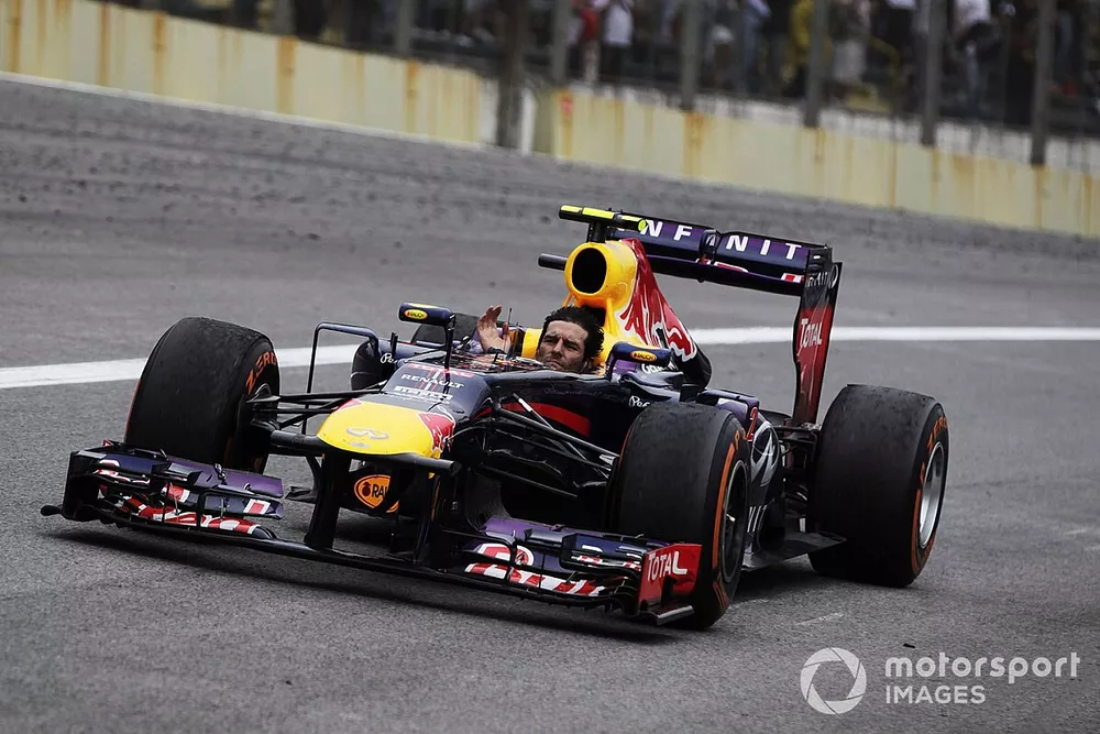 Mark Webber, Red Bull RB9 Renault, fait le tour d'honneur sans son casque pour sa derni&egrave;re course en F1