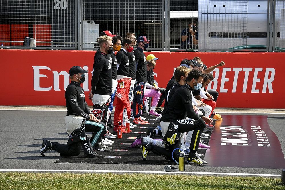 Los pilotos se arrodillan