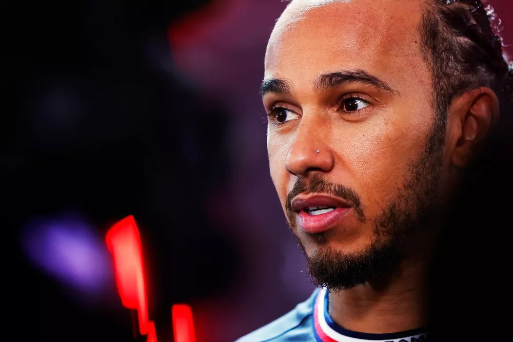 Lewis Hamilton, del equipo Mercedes-AMG F1, es entrevistado tras la clasificación