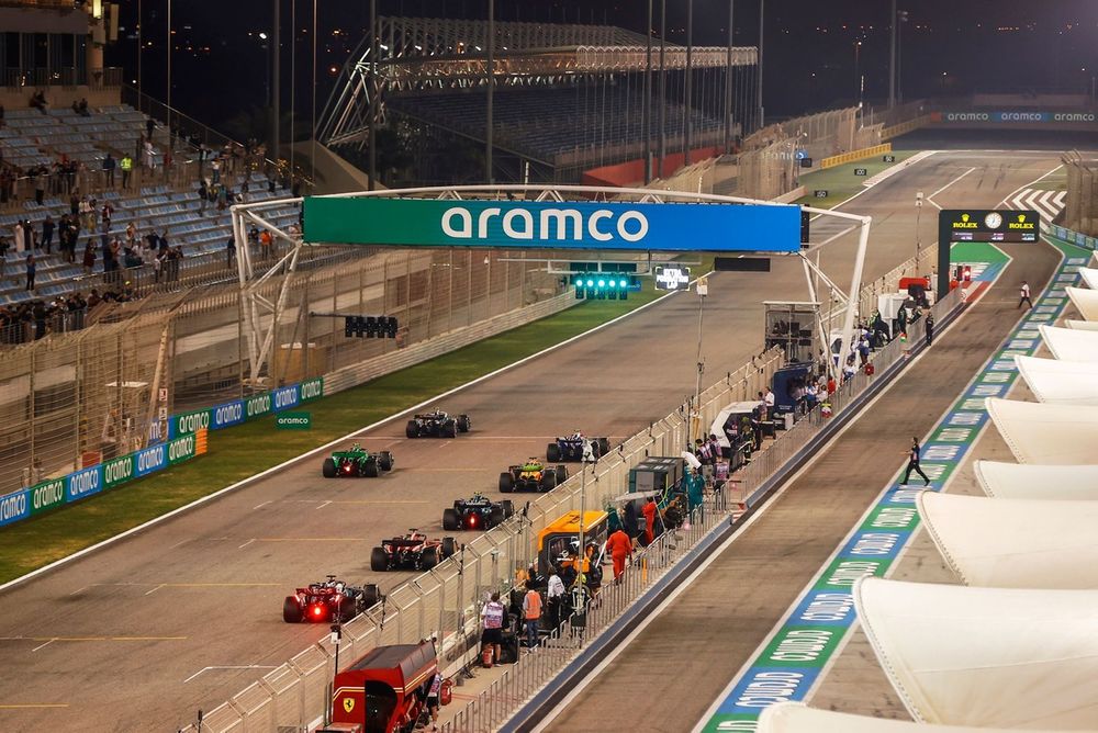 George Russell, Mercedes F1 W15, Charles Leclerc, Ferrari SF-24, Fernando Alonso, Aston Martin AMR24, Zhou Guanyu, Kick Sauber C44, Oscar Piastri, McLaren MCL38, Nico Hulkenberg, Haas VF-24, Yuki Tsunoda, VCARB 01, practice start