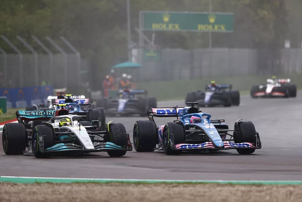 Lewis Hamilton, Mercedes W13, battles with Fernando Alonso, Alpine A522