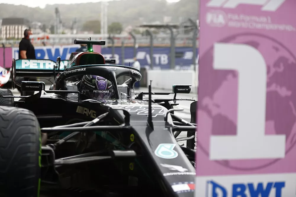 Le vainqueur Lewis Hamilton, Mercedes W12, arrive dans le parc ferm&eacute;