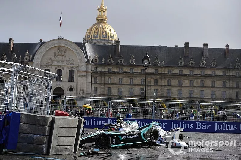 Alex Lynn, Panasonic Jaguar Racing, Jaguar I-Type 3, crashes into the barrier with Edoardo Mortara Venturi Formula E, Venturi VFE05 rear ended him