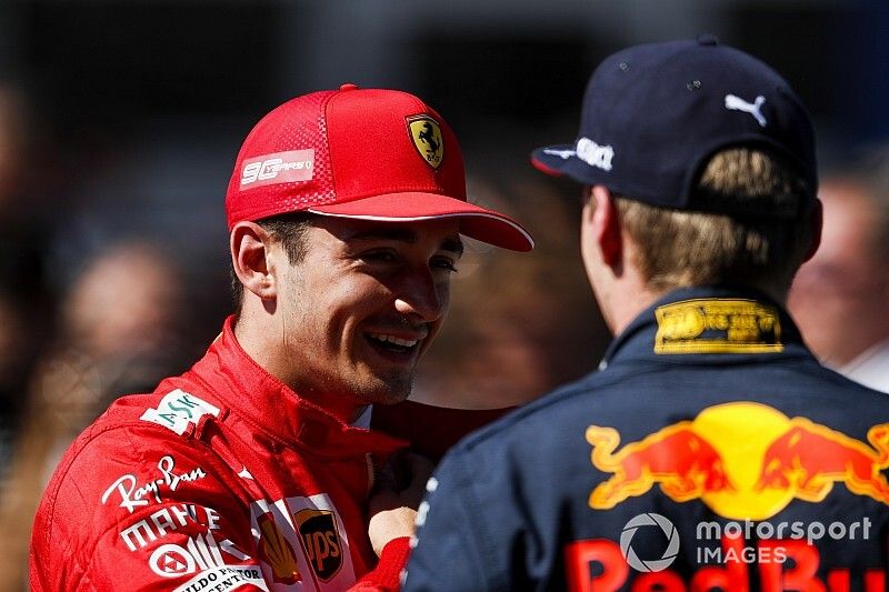 Pole sitter Charles Leclerc, Ferrari, parla con Max Verstappen, Red Bull Racing