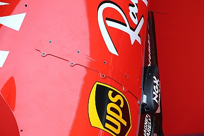 Zsanér és kamera a Ferrari oldaldobozán megfigyelés céljából