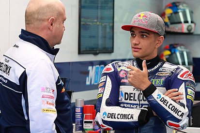 Moto3-kampioen Martin breekt been, Bendsneyder debuteert voor RW