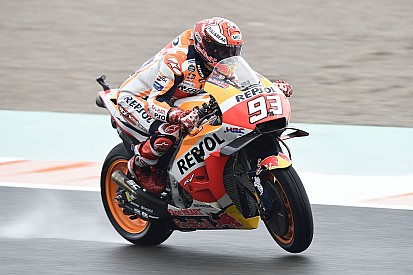 Márquez exhibe un ritmo demoledor bajo la lluvia de Cheste