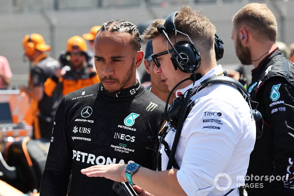 Lewis Hamilton, Mercedes-AMG, habla con Peter Bonnington, Ingeniero Senior de Carrera, Mercedes AMG 