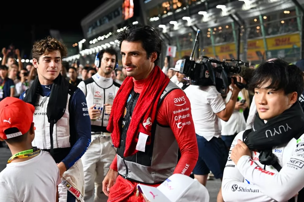Franco Colapinto, Williams Racing, Carlos Sainz, Scuderia Ferrari, Yuki Tsunoda, Visa Cash App RB F1 Team, op de grid